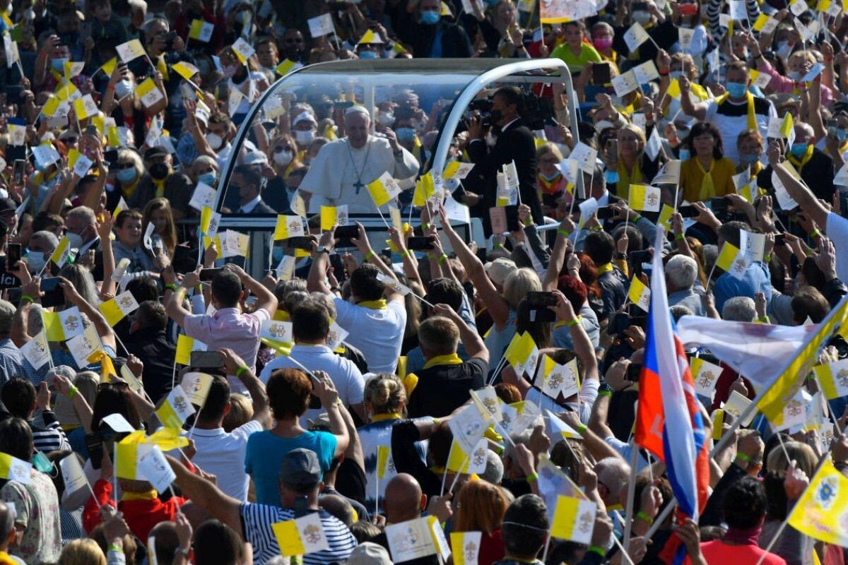 Pápež František požehnal veriacich z papamobilu.
