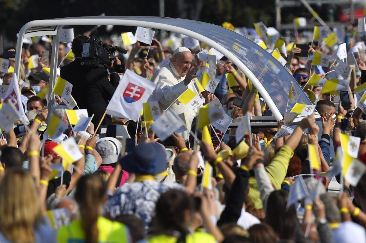 Veriaci mávali pápežovi slovenskými aj vatikánskymi vlajkami.