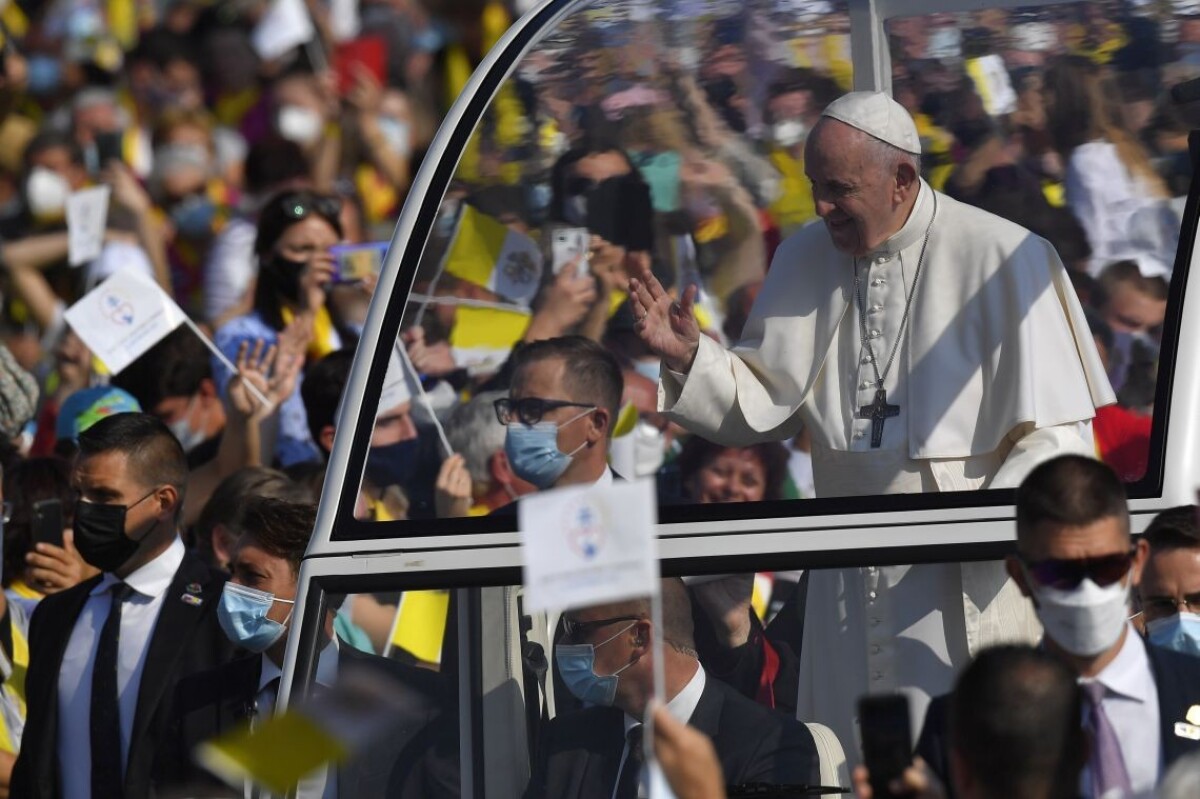 Pápež František zdraví veriacich v Prešove.