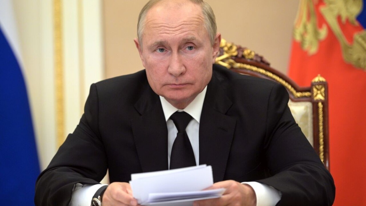 Putin je v karanténe. Dúfa, že ho Sputnik V ochráni pred covidom