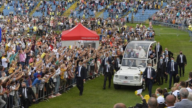 Pápež pozdravil mladých veriacich na košickom štadióne Lokomotíva