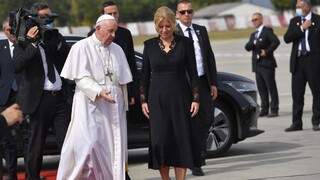 Pápež odletel späť do Ríma. Na letisku sa rozlúčil aj s prezidentkou