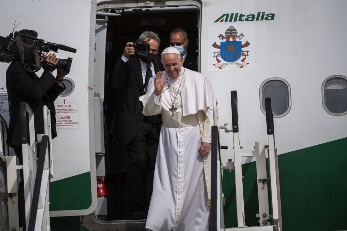 Pápež odlieta