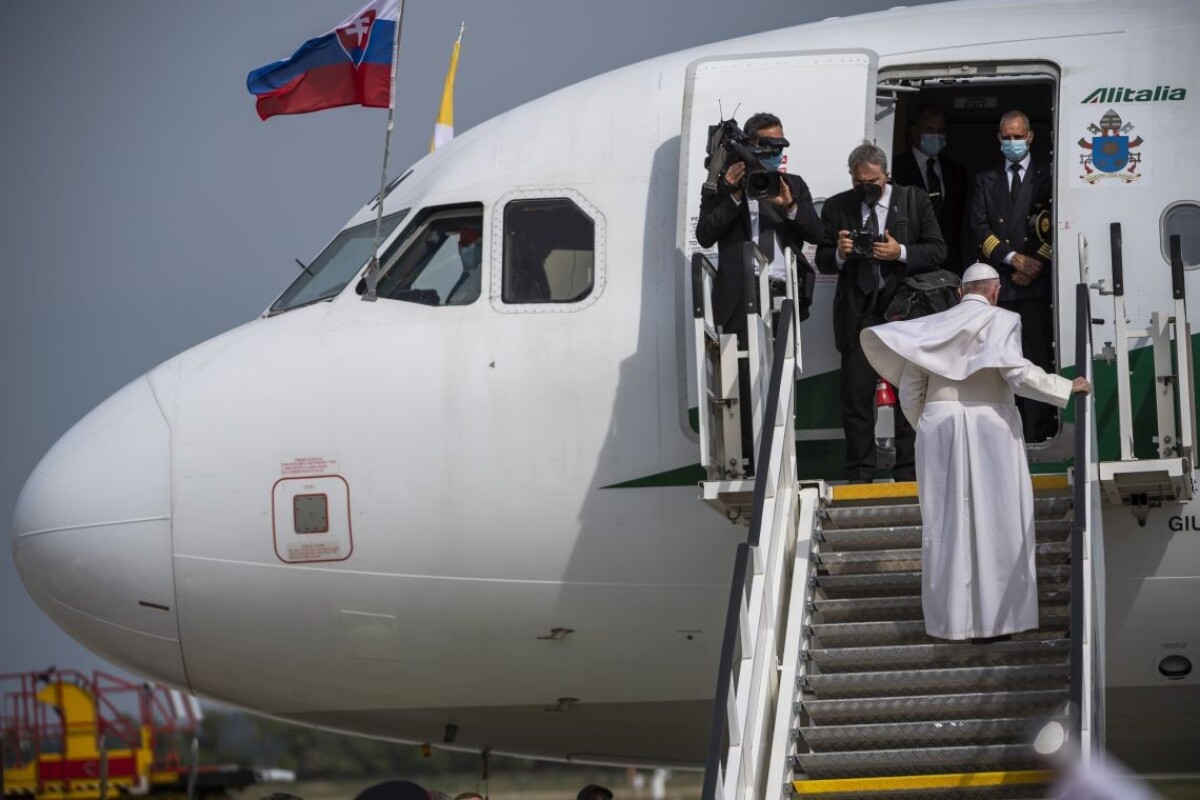 Pápež odlieta