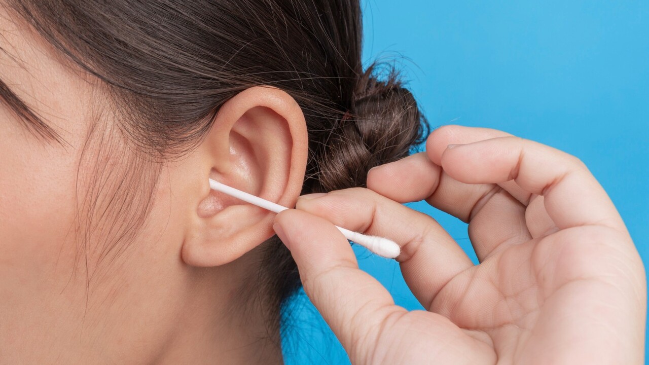 Za škodlivé hromadenie ušného mazu môže infekcia, ale aj slúchadlá