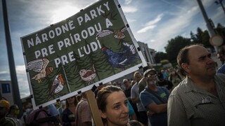 FOTO: Stovky ľudí sa zišli pred parlamentom na podporu národných parkov