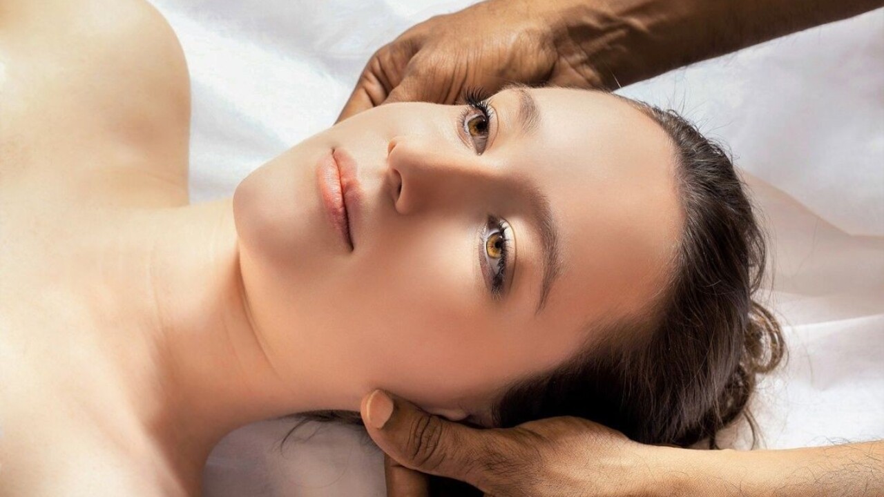 Schudnite z tváre: Štíhlejšia na prvý pohľad vďaka trikom proti opuchnutiu a naliatiu