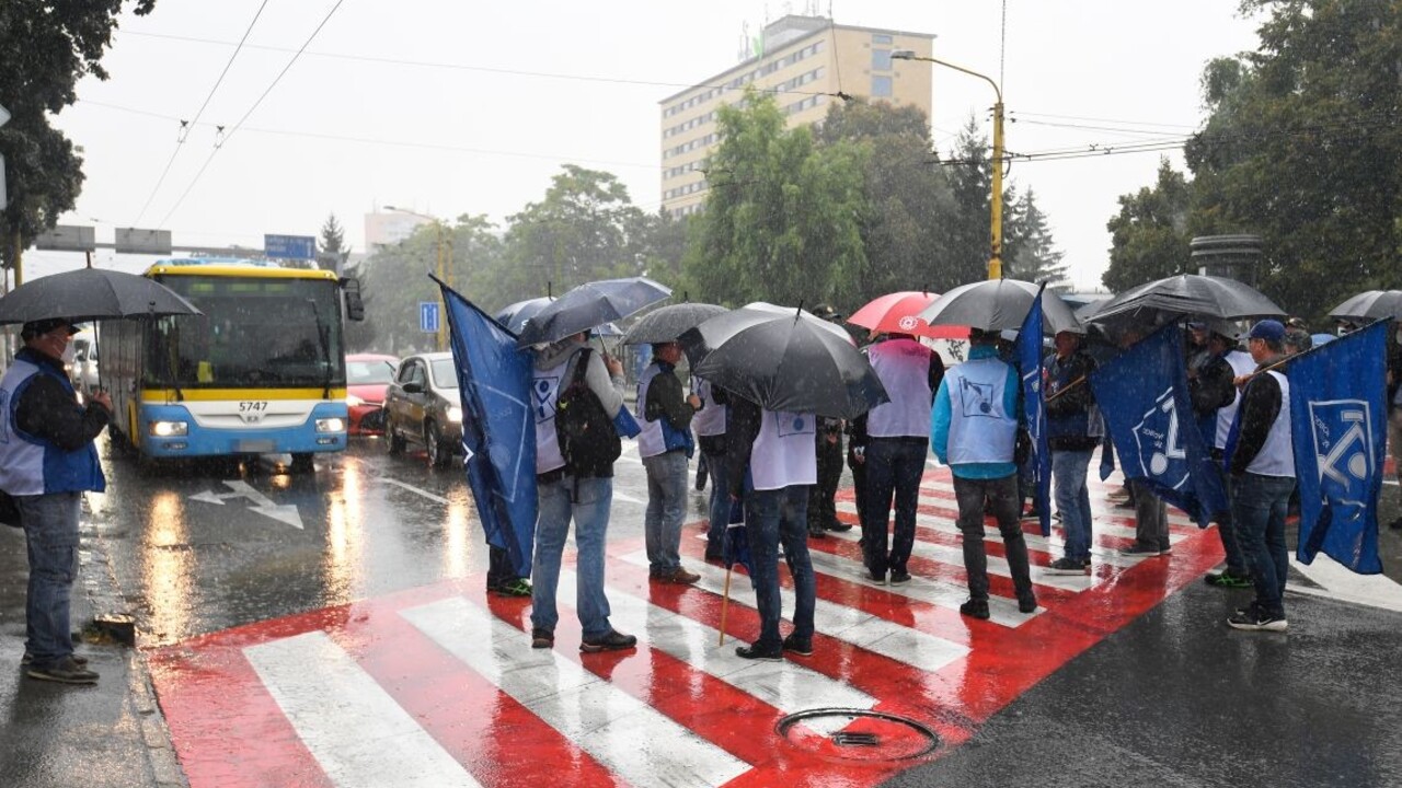 FOTO: Odborári pri proteste v Košiciach upozorňovali na životnú úroveň Slovákov, obmedzili aj dopravu