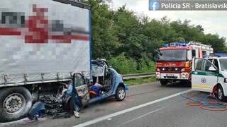 Tragická nehoda na diaľnici. Náraz auta do kamióna si vyžiadal dva životy