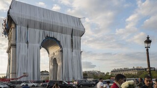 V Paríži odhalili Víťazný oblúk. Z monumentu urobili umelecké dielo