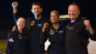 Štvorica vesmírnych turistov úspešne pristála na Zemi. Na obežnú dráhu ich dopravila spoločnosť SpaceX