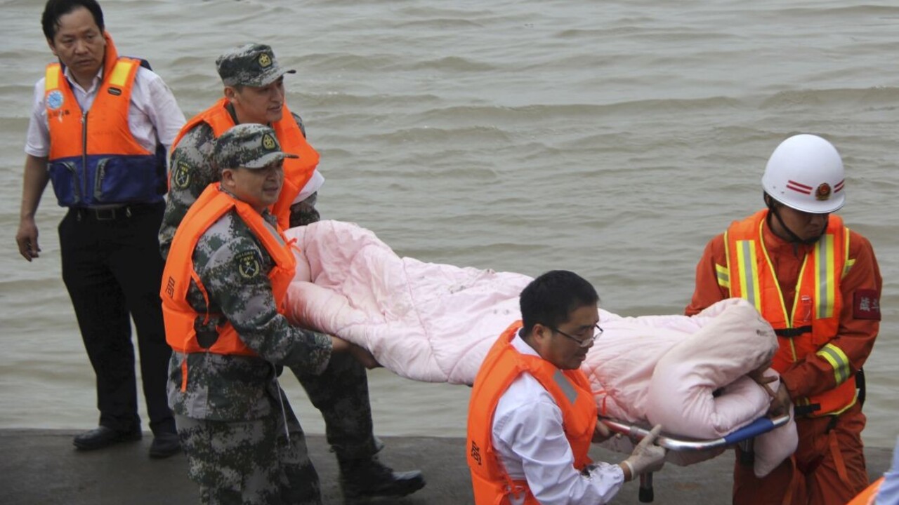 V Číne sa prevrátila osobná loď. Pri nešťastí zahynulo najmenej osem ľudí