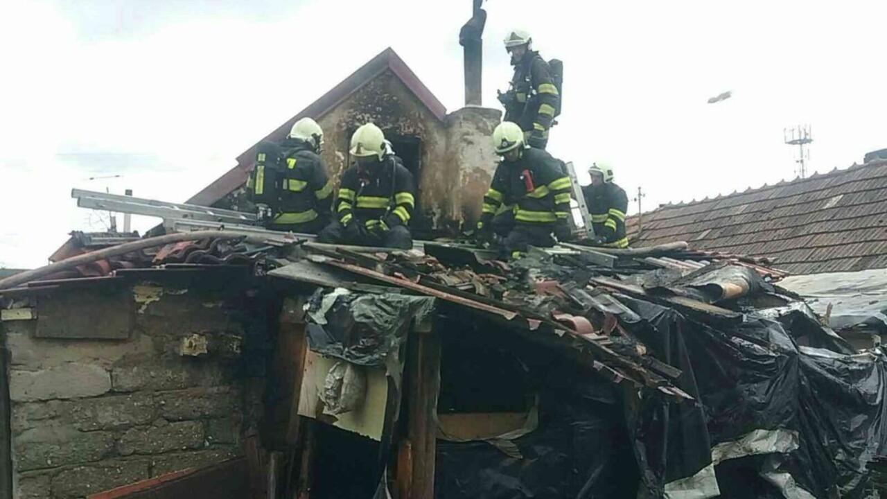 V obci na Záhorí zasahovali hasiči, horela tam strecha domu