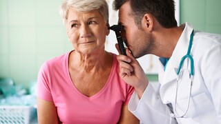 Spíte so zátkami do uší kvôli hluku? Spánok to zlepší, zdravie uší zhorší