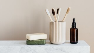 Veľké upratovanie v kúpeľni: Akú životnosť má kefka, špirála či žiletka?