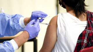 USA schválili tretiu dávku vakcíny aj pre 16 a 17-ročných. Vyzvali ich na očkovanie