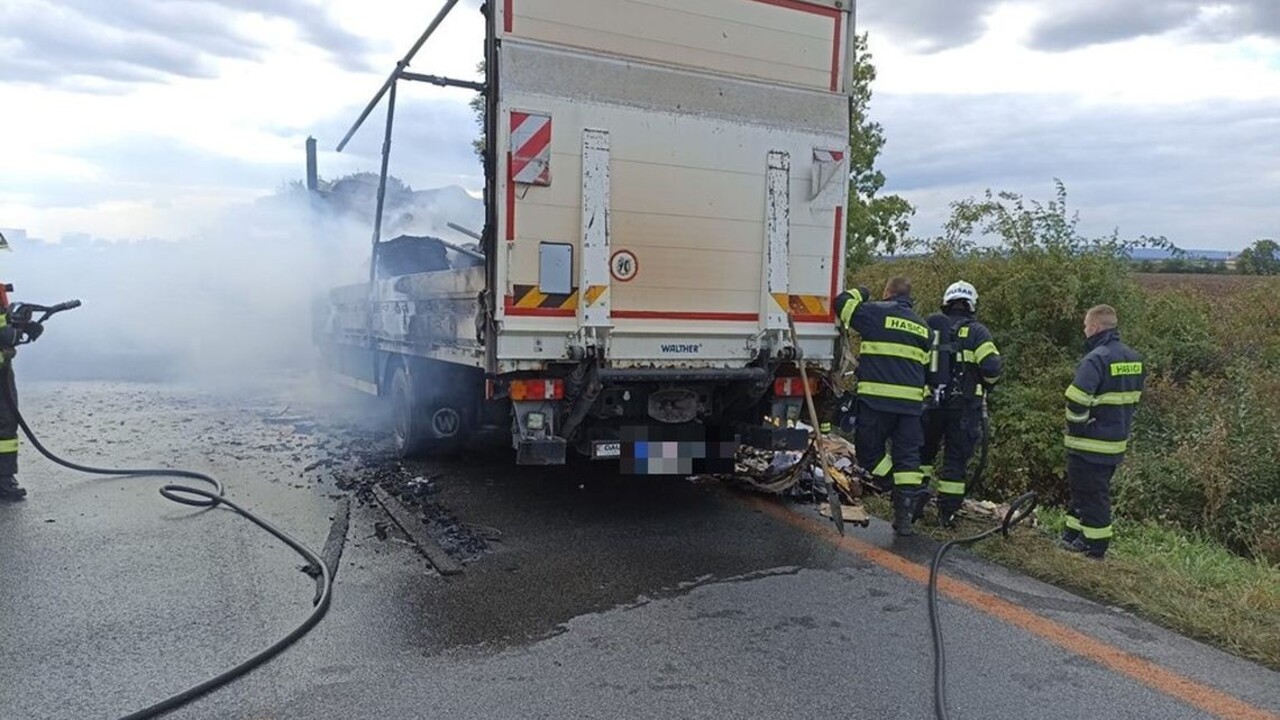 Na diaľnici začal horieť kamión prevážajúci papier, úsek je uzavretý