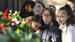 Rusi si pripomínajú obete streľby na univerzite, mnohí sú stále v kritickom stave