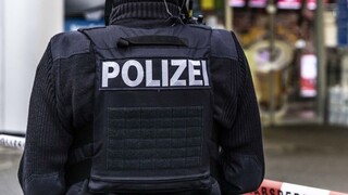 Nemecká polícia uzavrela časť diaľnice. Zrejme ozbrojený muž zajal dvoch vodičov autobusu