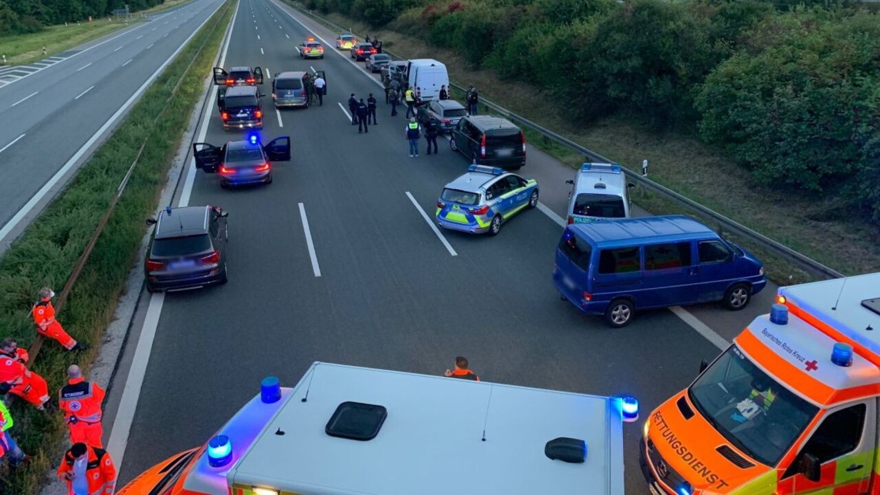 Dráma na nemeckej diaľnici. Polícia zadržala muža, ktorý mal mať rukojemníkov