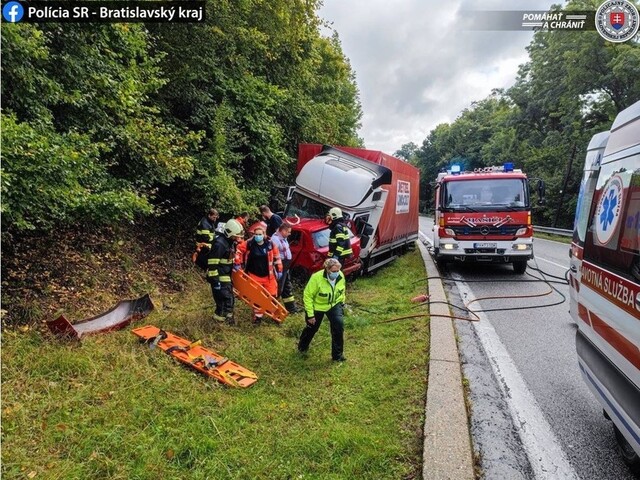 Tragická nehoda pri Pezinku. Zrážku auta s kamiónom neprežila vodička