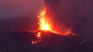 Prúd lávy na ostrove sa spomalil, vulkán je však stále explozívny a predstavuje hrozbu
