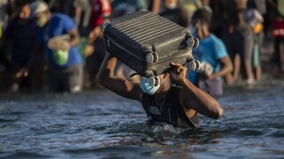 USA čelia náporu migrantov z Haiti, pre ich deportáciu sa strhla vlna kritiky
