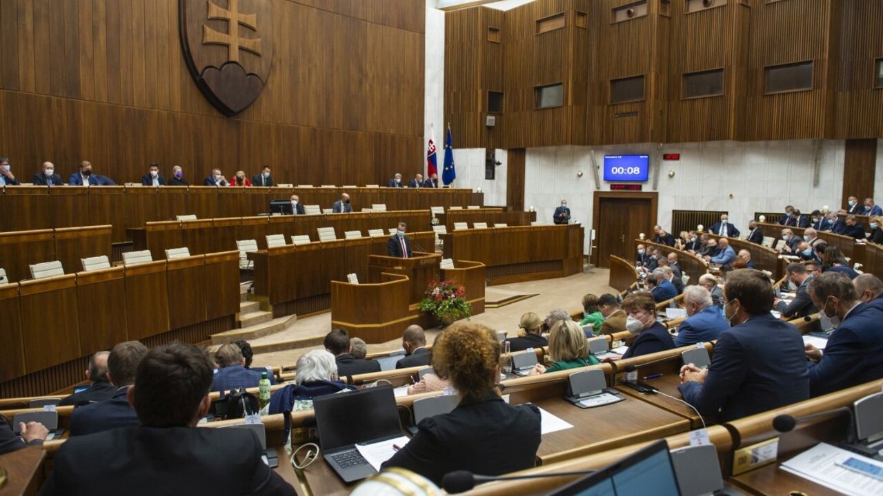 Rokovanie parlamentu ukončili skôr, v sále sedelo menej ako desať poslancov