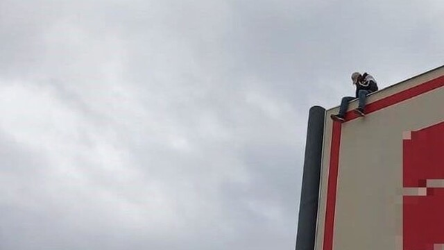 Dráma v Malackách sa skončila šťastlivo. Muža, ktorý chcel skočiť zo strechy obchodu, odhovorili