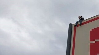 Dráma v Malackách sa skončila šťastlivo. Muža, ktorý chcel skočiť zo strechy obchodu, odhovorili