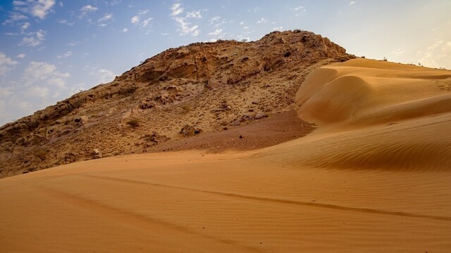 Staroveké emirátske poklady v mori piesku.