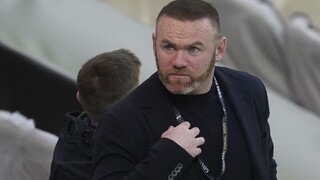 Klub Derby County má podľa britských médií dlhy. Rooney ho však opustiť nechce
