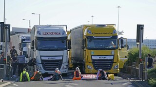 Aktivisti sedeli na ceste a blokovali prístup do prístavu v Doveri. Polícia ich zadržala