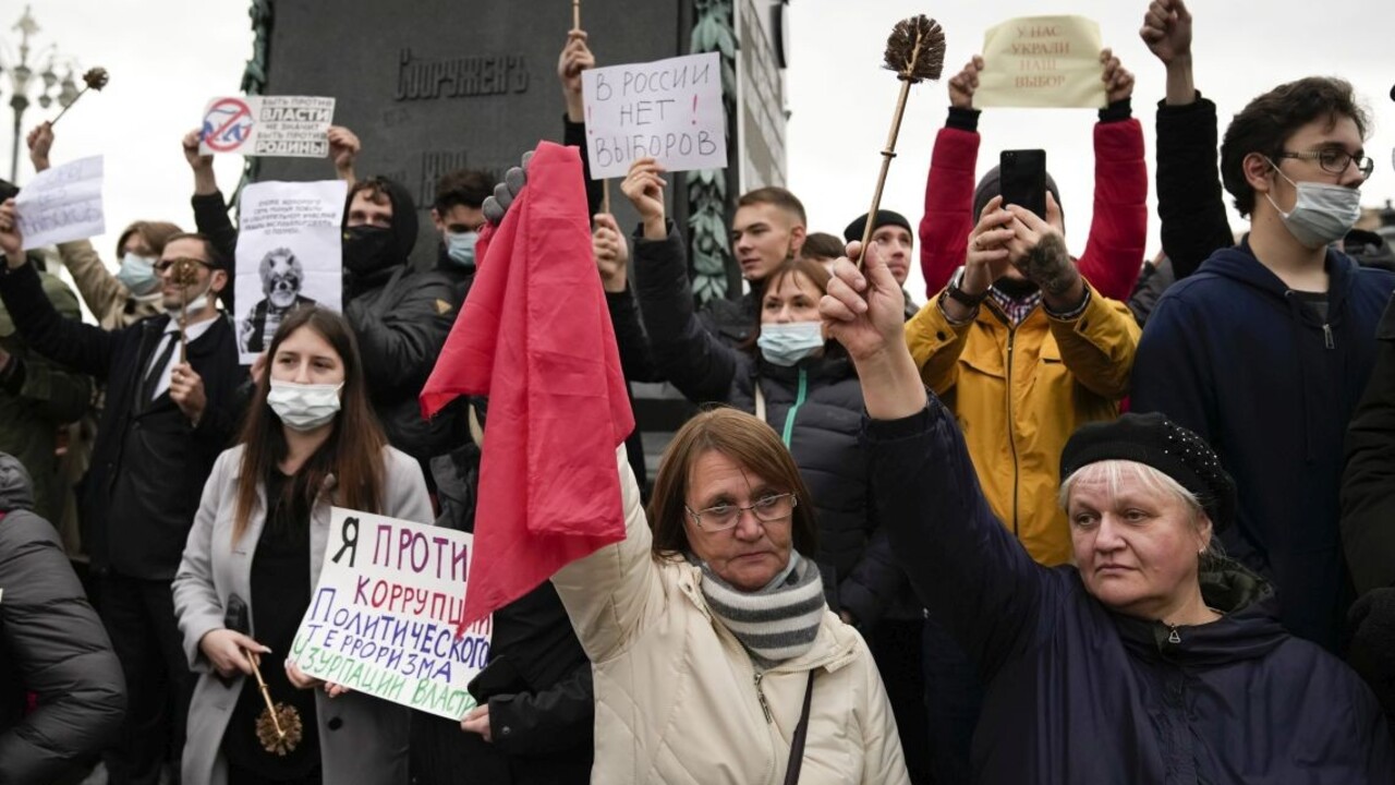 Niekoľko ruských miest sa zapojilo do protestov proti výsledkom volieb. Demonštrantov boli stovky