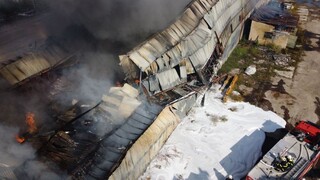 Hasiči už takmer 24 hodín zasahujú pri požiari v Trebišove. Plamene zachvátili plastový odpad