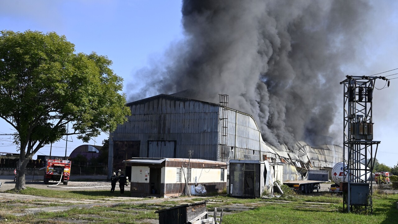 Hasiči naďalej zasahujú pri požiari v Trebišove, pre silný vietor halu s odpadom monitorujú