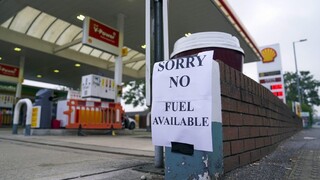 Británia trpí nedostatkom pohonných látok, mnohé čerpacie stanice sú prázdne. Pomôcť má armáda