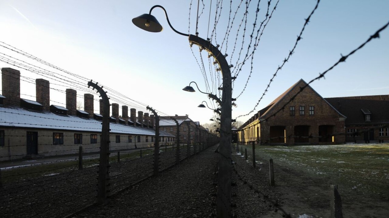 Bývalá sekretárka z koncentračného tábora mala ísť pred súd. 96-ročná žena je na úteku