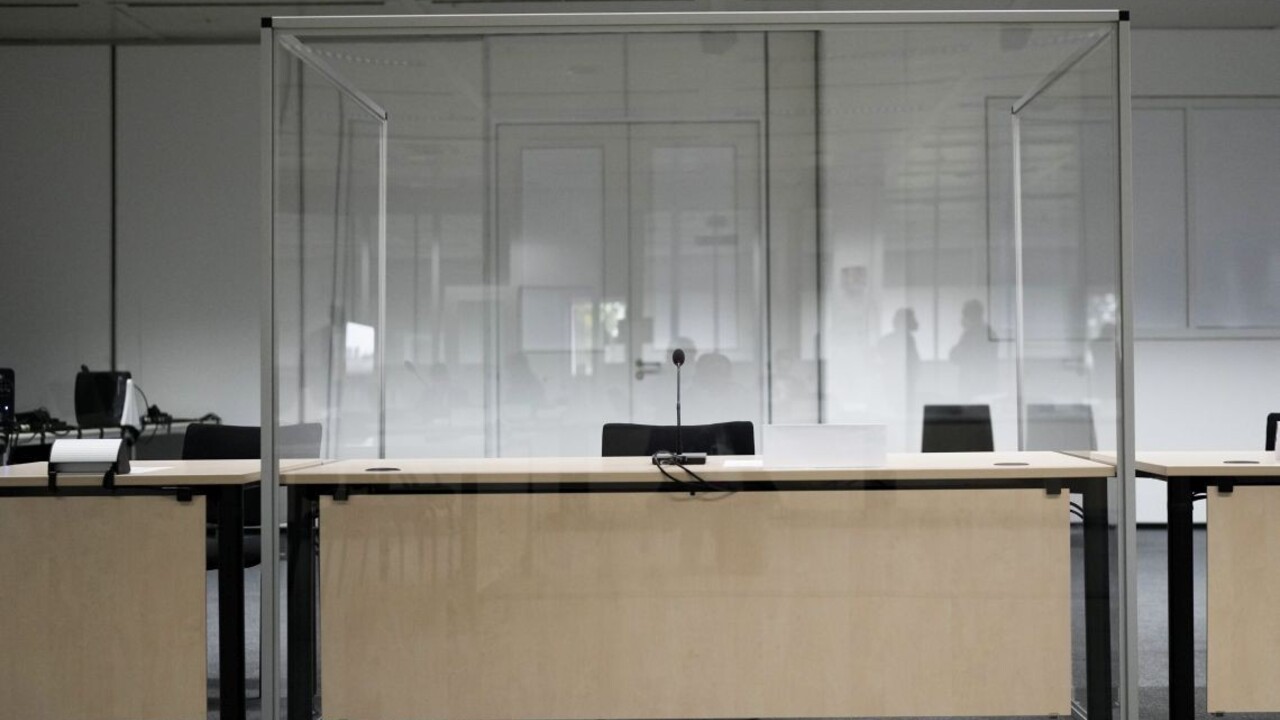 Pohŕdanie právom aj preživšími. Medzinárodný osvienčimský výbor odsúdil útek obžalovanej sekretárky