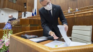 V parlamente diskutujú o správe Žilinku, v pléne chcú vystúpiť ďalší poslanci