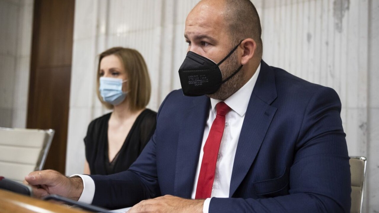 Pčolinský sa zastal Žilinku. Pripomenul poslancom, že nie sú právnici a majú hovoriť k veci