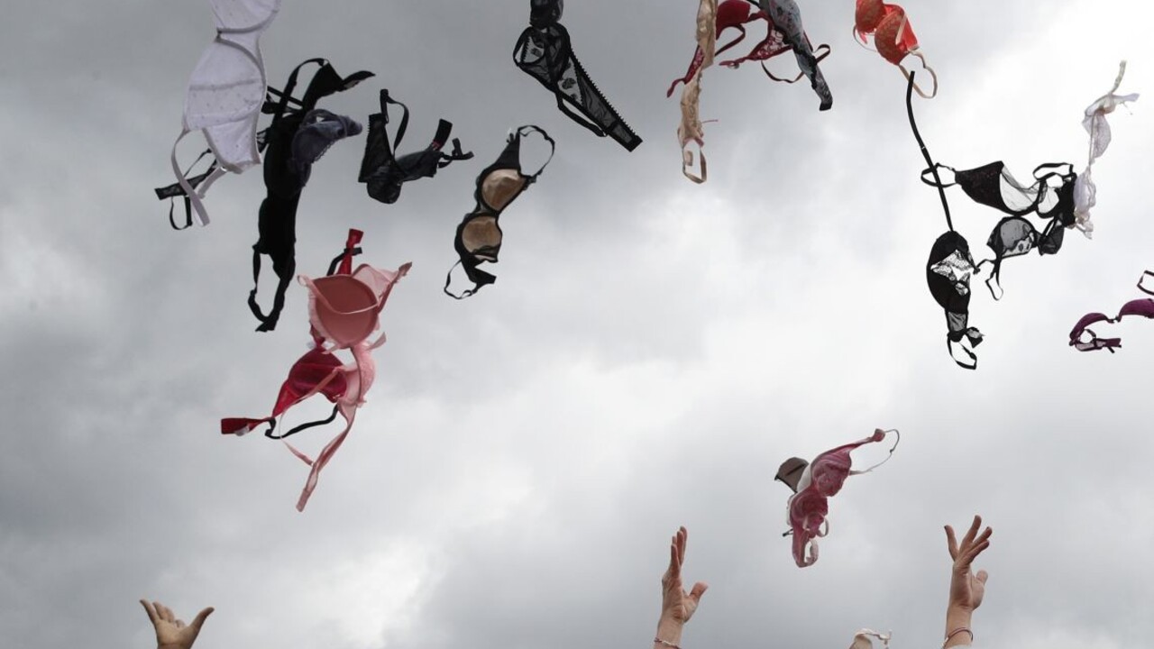 Nenosiť žiadnu podprsenku je najhoršie. Ako si vybrať správnu? Pomôže bra-fitterka