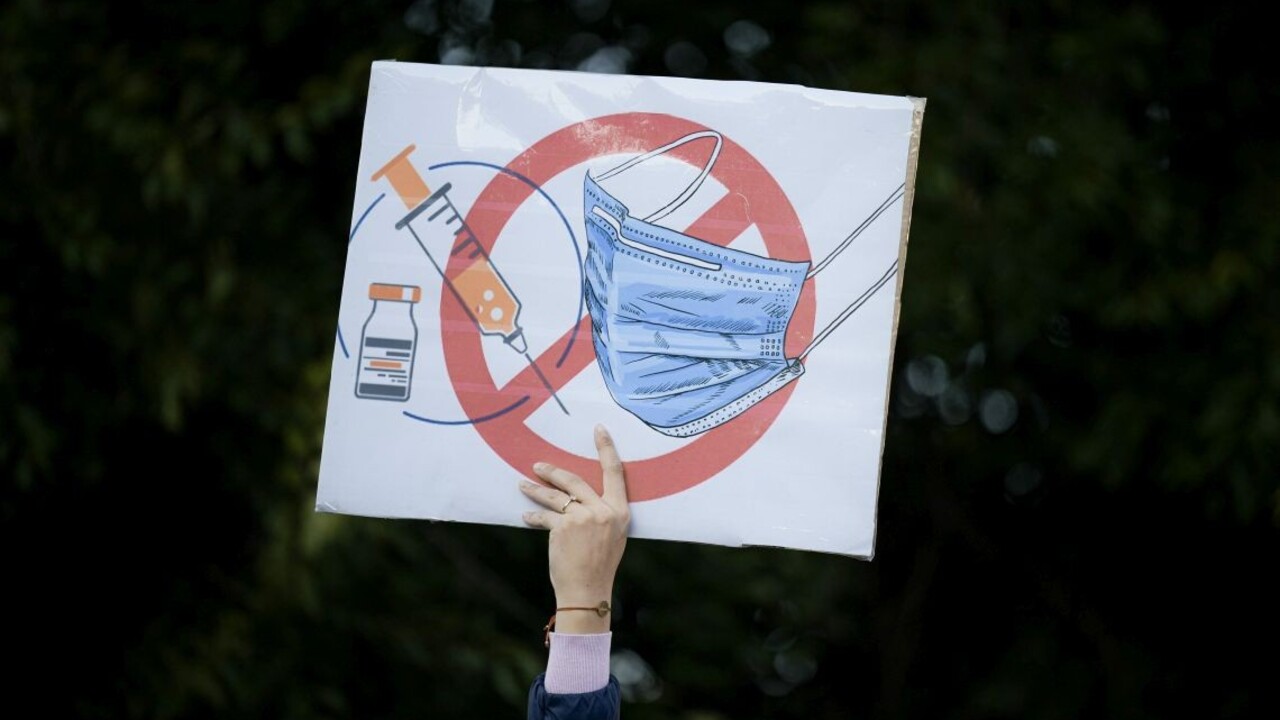 V Bukurešti protestovali tisíce ľudí, vyžadovanie covidpasov prirovnávali k diktatúre