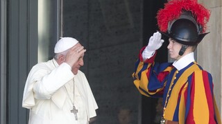 nezaočkovaní členovia osobnej stráže pápeža odišli do Švajčiarska