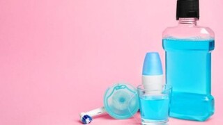 Triky, ako využiť ústnu vodu: Okrem sviežeho dychu vás zbaví lupín či nahradí deodorant