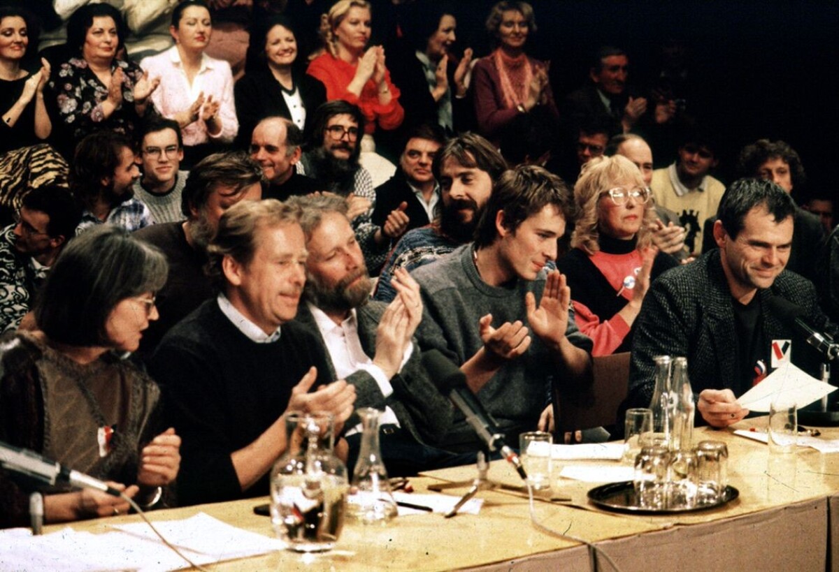 Stretnutie zástupcov robotníkov s predstaviteľmi VPN v SND 29. novembra 1989 v Bratislave za účasti Marty Kubišovej (vľavo) a Václava Havla (druhý zľava).