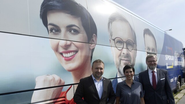 Marian Jurečka, Markéta Pekarová Adamová a Petr Fiala, predseda ODS stoja pri volebnom autobuse.