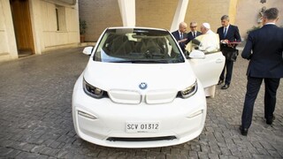 Pápež dostal elektrické BMW i3, prešlo aj špeciálnou úpravou