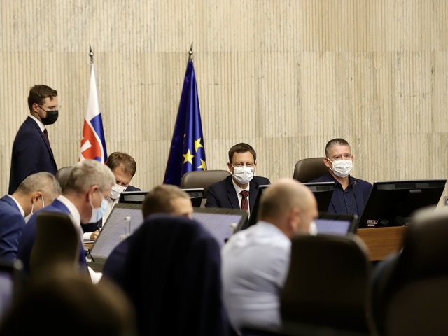 Koaličné strany postoj k balíku pomoci nezmenia, ani ak ho prezidentka vetuje