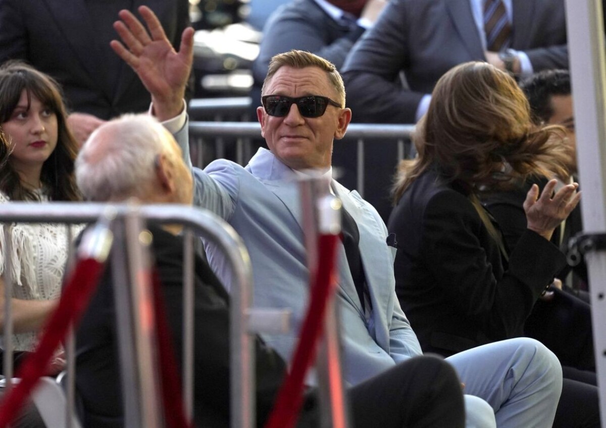 Britský herec Daniel Craig máva divákom počas slávnostnej ceremónie